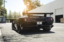 Черный Lamborghini Diablo блестит на фоне яркого солнца